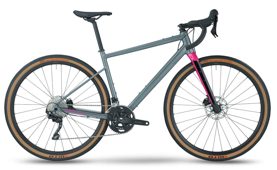 BICICLETA DE GRAVEL BMC URS  AL THREE (METALLIC GREY GREEN/FUCHSIA)